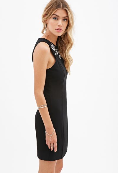 Vestito nero con pietre decorative bianche.