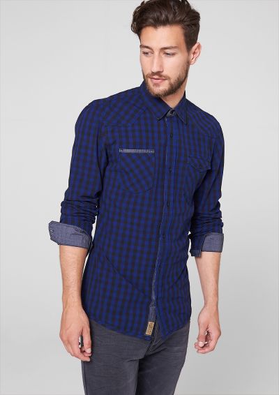 Camicia a quadri con maniche arrotolate