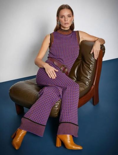 Completo colorato composto da pantaloni e maglietta senza maniche