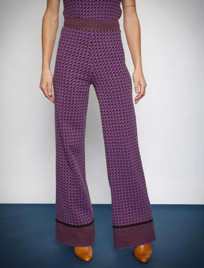 Completo colorato composto da pantaloni e maglietta senza maniche