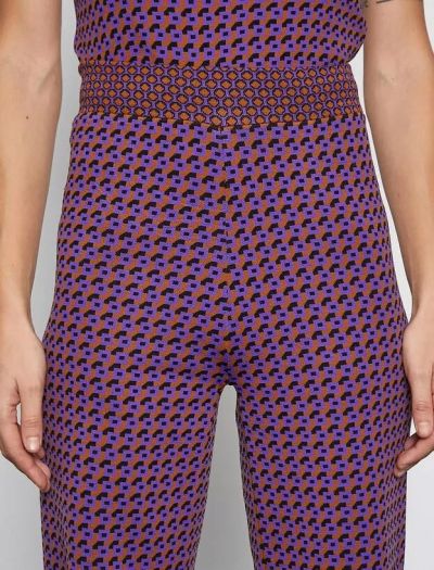 Completo colorato composto da pantaloni e maglietta senza maniche