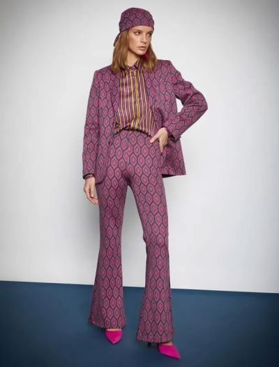 Pantaloni di design con gambe a zampa d'elefante