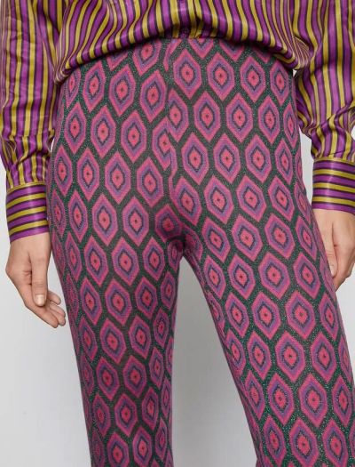 Pantaloni di design con gambe a zampa d'elefante
