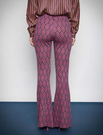 Pantaloni di design con gambe a zampa d'elefante