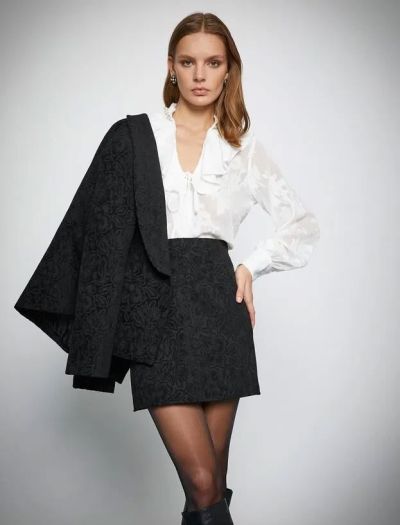 Abito nero in jacquard con mini gonna